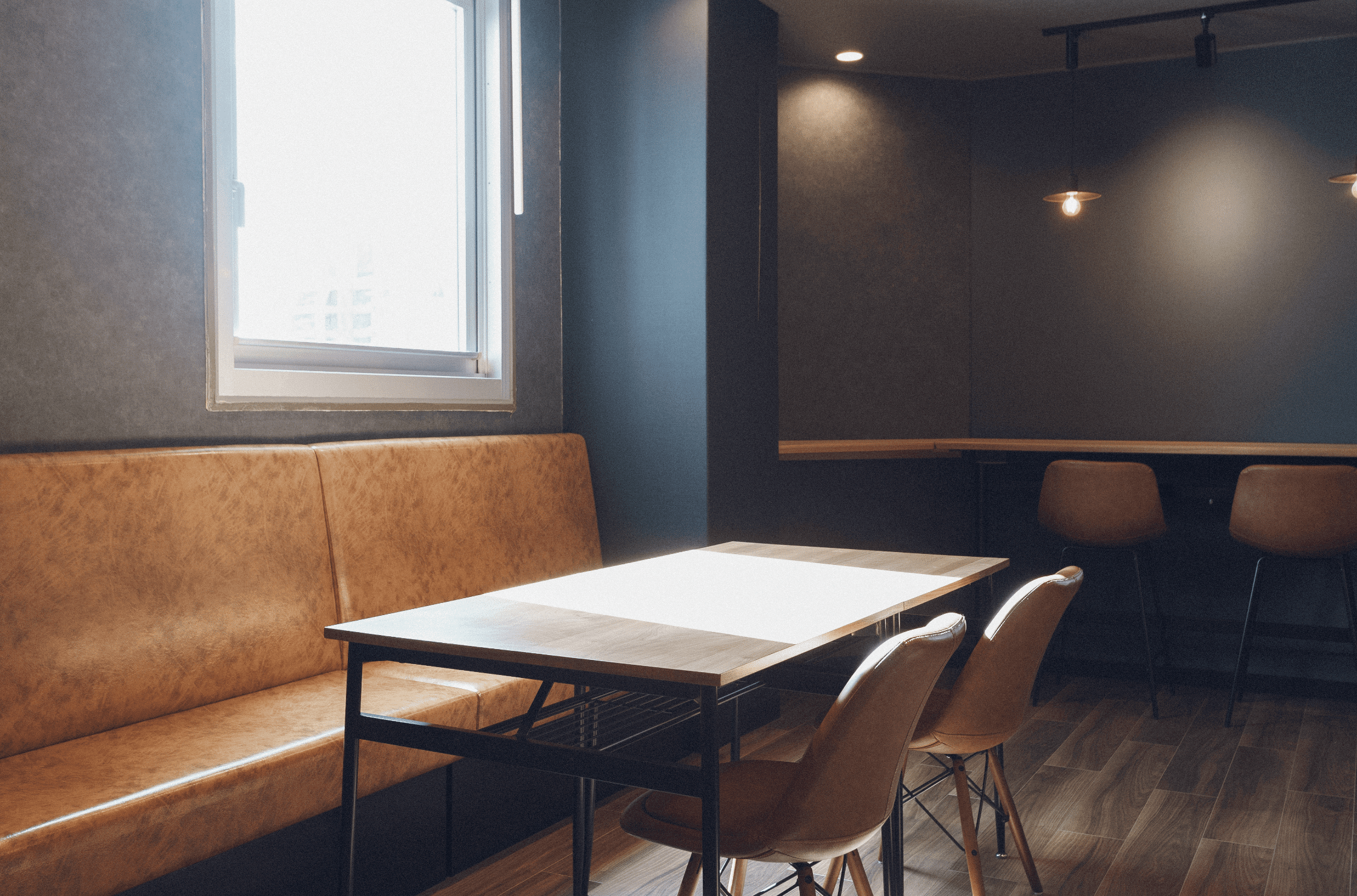 カフェエリア丨椅子＆角テーブル席
